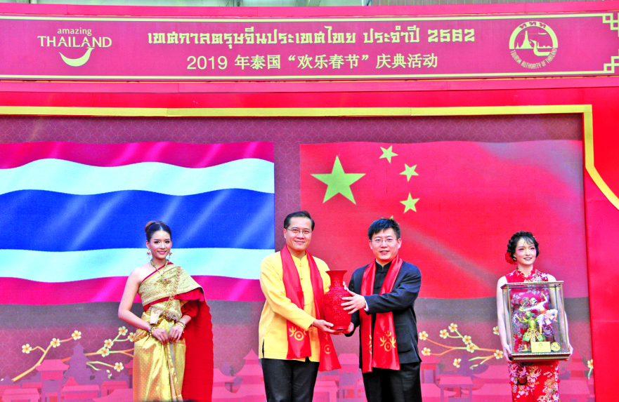 中国驻泰国大使吕健与泰国旅游和体育部部长威拉萨出席2月4日在曼谷暹罗广场举办的2019 泰国“欢乐春节”开幕式演出